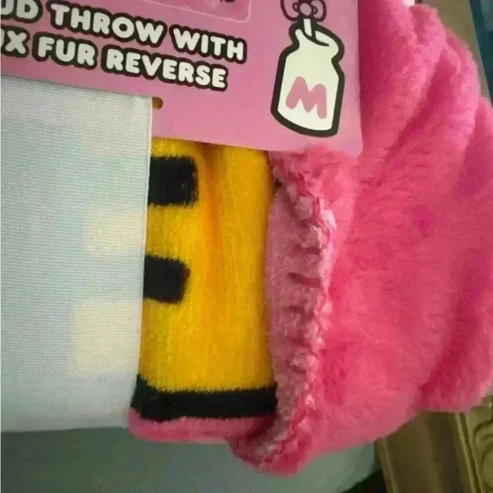 🚫SOLD🚫 Hello Kitty Faux Fur Throw - Picture 8 of 8